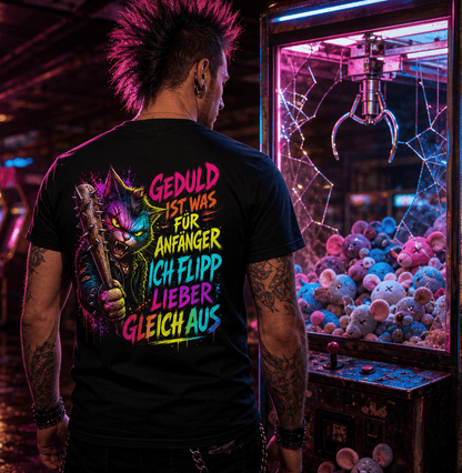 Schwarzes T-Shirt mit Spruch Geduld ist was für Anfänger ich flipp lieber gleich aus, Rückansicht in Neon-Arcade