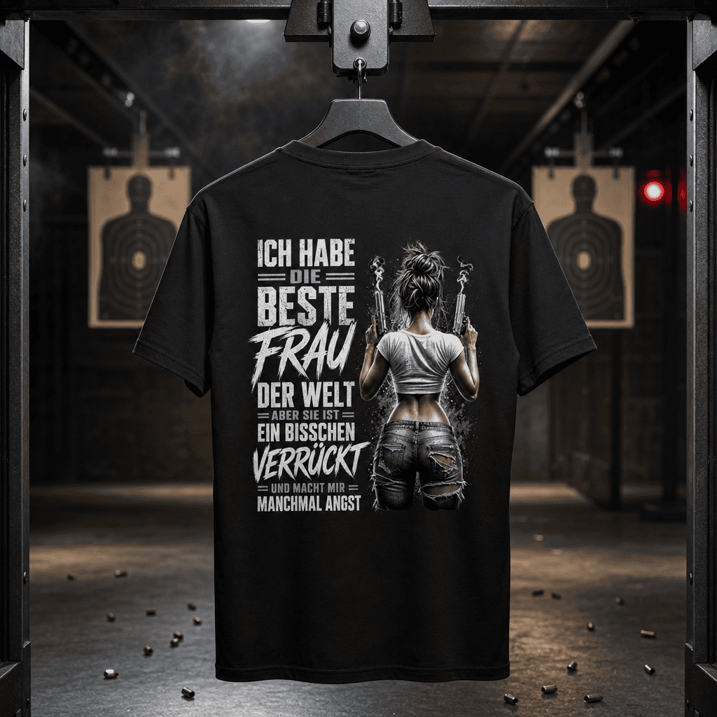 schwarzes T-Shirt Rückansicht mit humorvollem Spruchmotiv in einer Schießstand-Kulisse