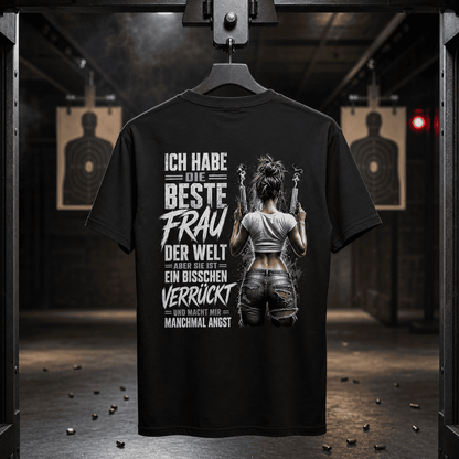 schwarzes T-Shirt Rückansicht mit humorvollem Spruchmotiv in einer Schießstand-Kulisse