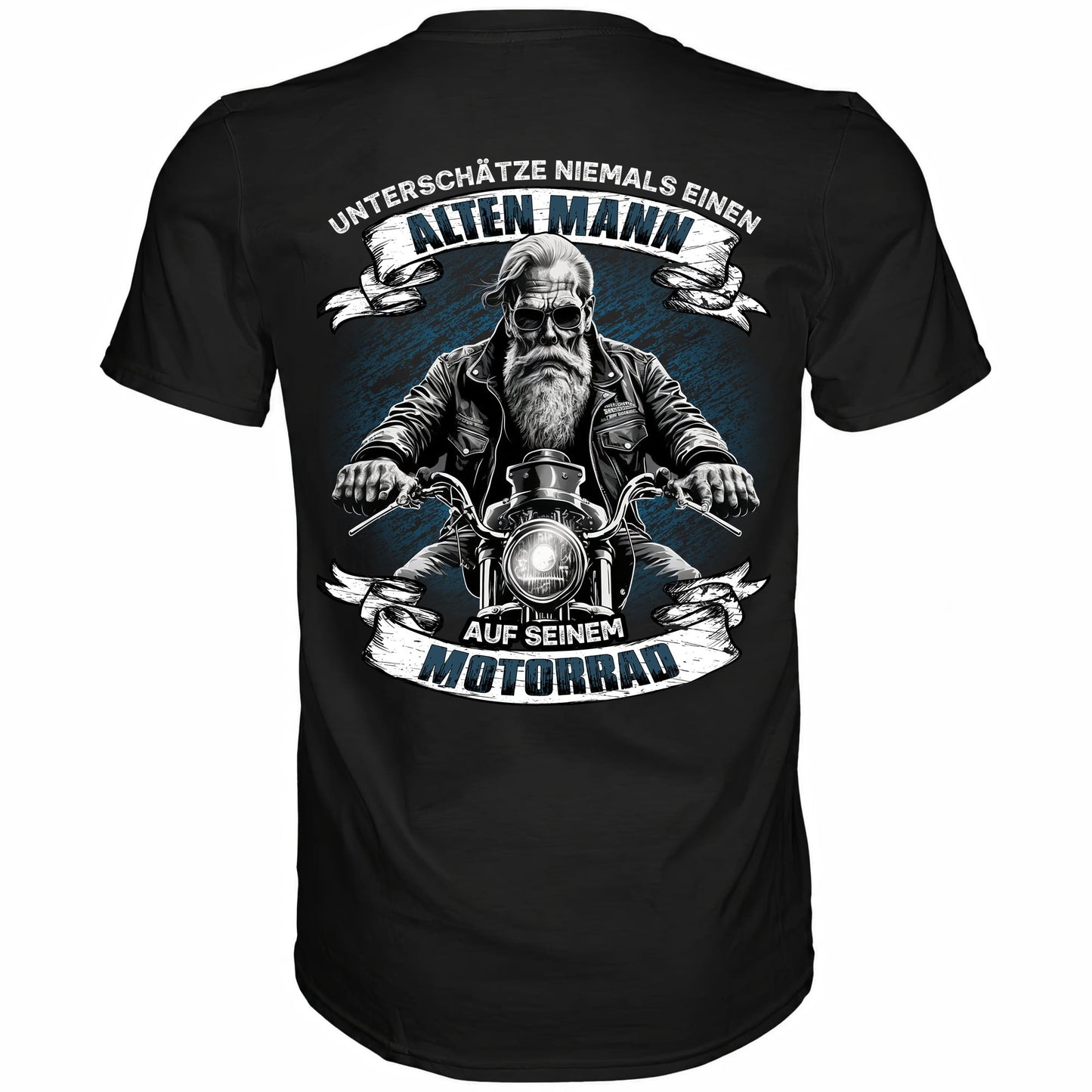 Rückansicht eines schwarzen Shirts mit dem Spruch Unterschätze niemals einen alten Mann auf seinem Motorrad