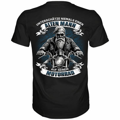 Rückansicht eines schwarzen Shirts mit dem Spruch Unterschätze niemals einen alten Mann auf seinem Motorrad