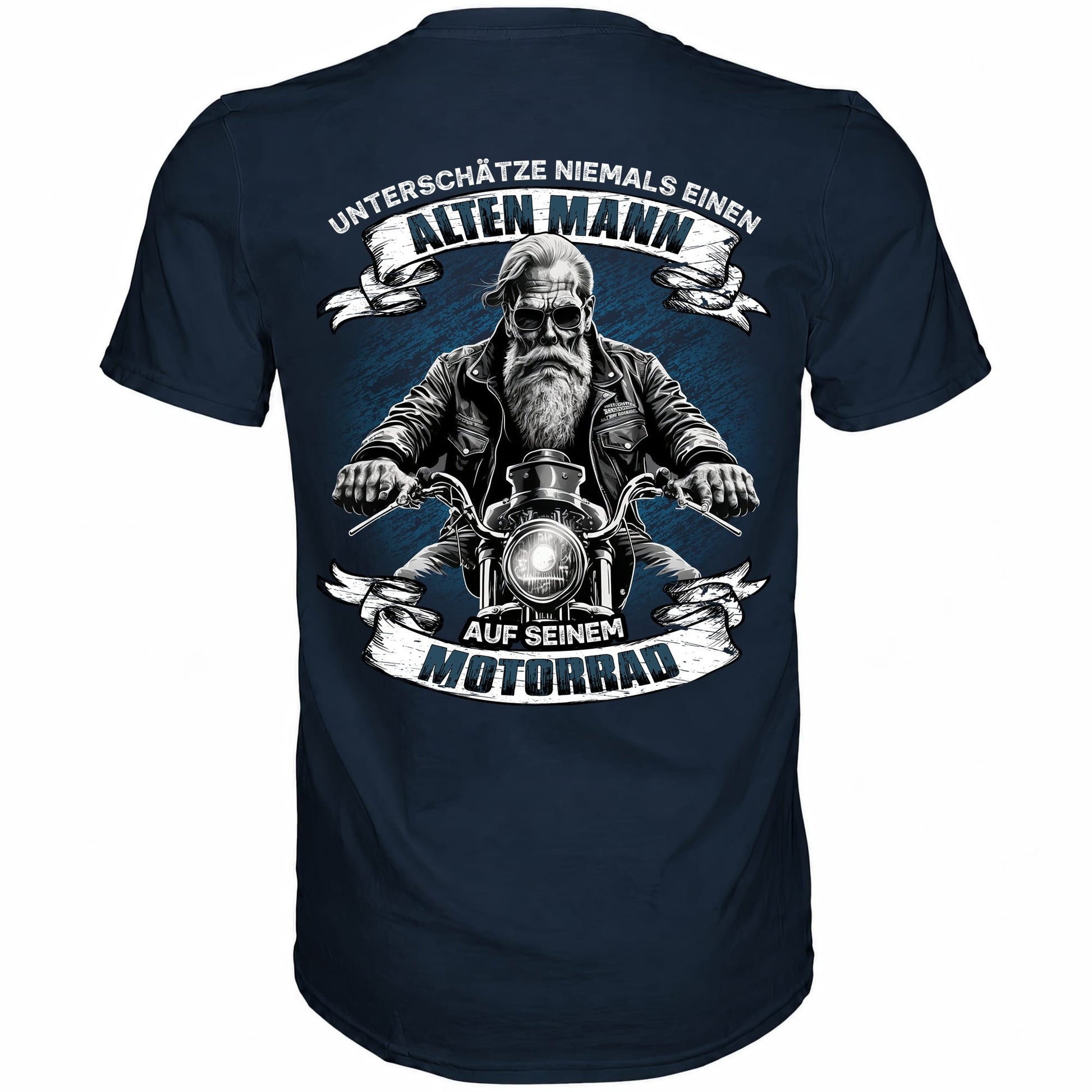 Rückansicht eines blauen Shirts mit dem Spruch Unterschätze niemals einen alten Mann auf seinem Motorrad
