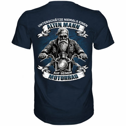 Rückansicht eines blauen Shirts mit dem Spruch Unterschätze niemals einen alten Mann auf seinem Motorrad
